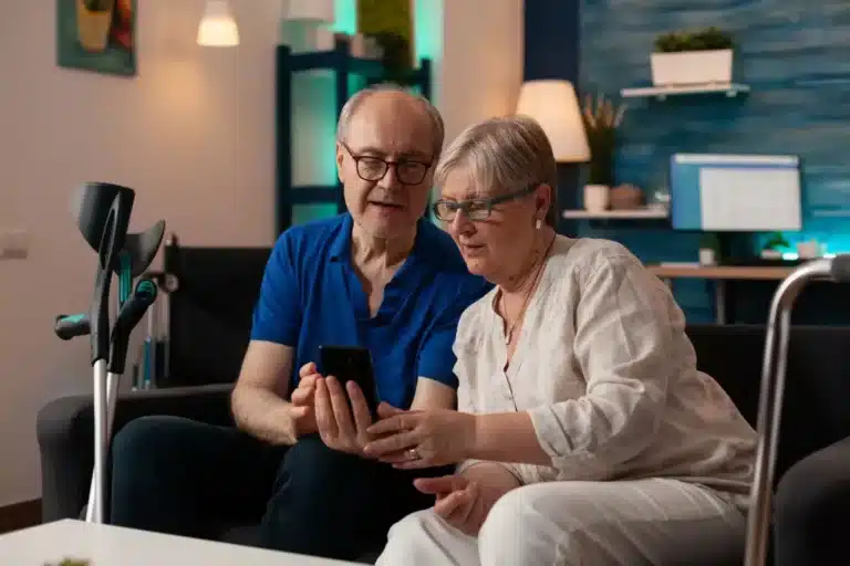 old-man-and-woman-looking-at-smartphone-screen-2023-11-27-04-53-44-utc-_1_-scaled